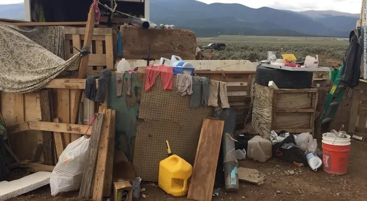 Acusan a 5 personas de abuso infantil tras encontrar a 11 niños desnutridos en un remolque en Nuevo México