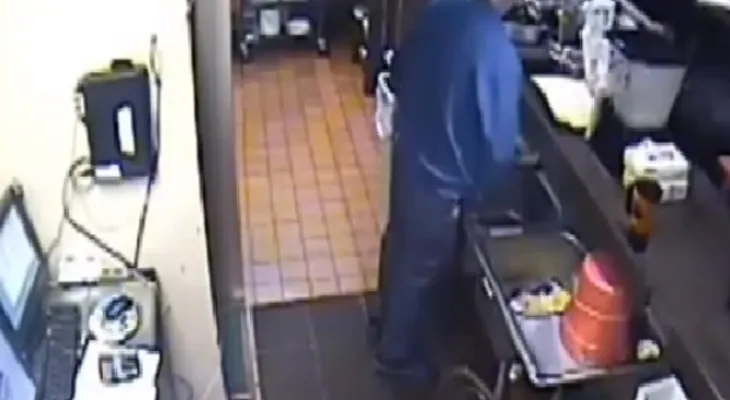 Video: Trabajadores de una conocida Pizza se orinan en tu comida
