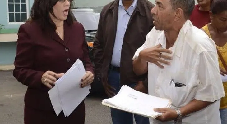 Directora de Conape y médicos de un hogar de anciano se enfrentan en discusión pública