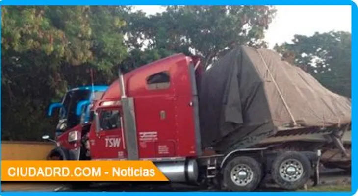 Patana se accidenta en km 9 de la Duarte y origina taponamiento