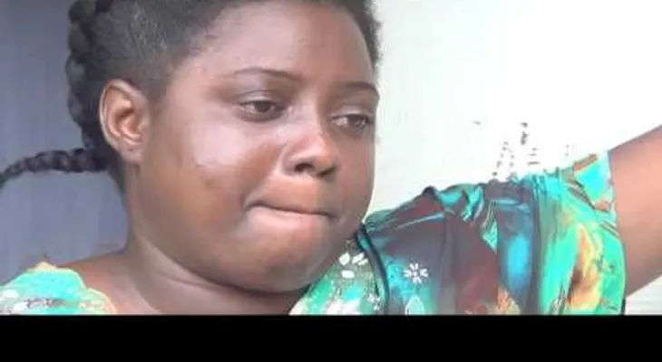 Una mujer llora por un problema de salud, que asegura se trata de un embarazo de tres años 