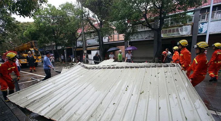 Tifón Megi deja al menos 27 desaparecidos por deslizamientos de tierra en China