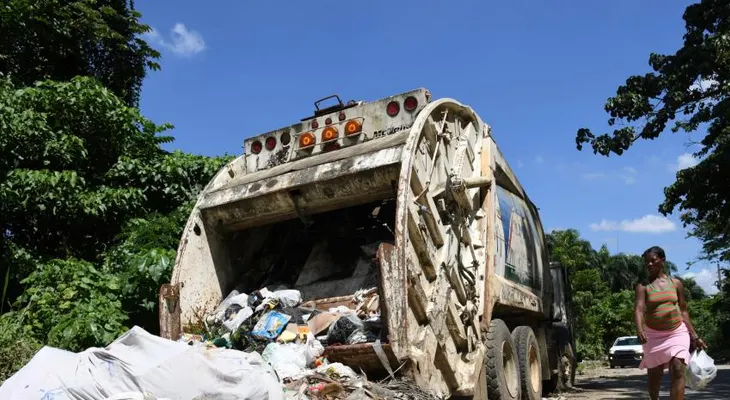 Camiones de basura averiados convierten calle en La Isabela en un foco de contaminación