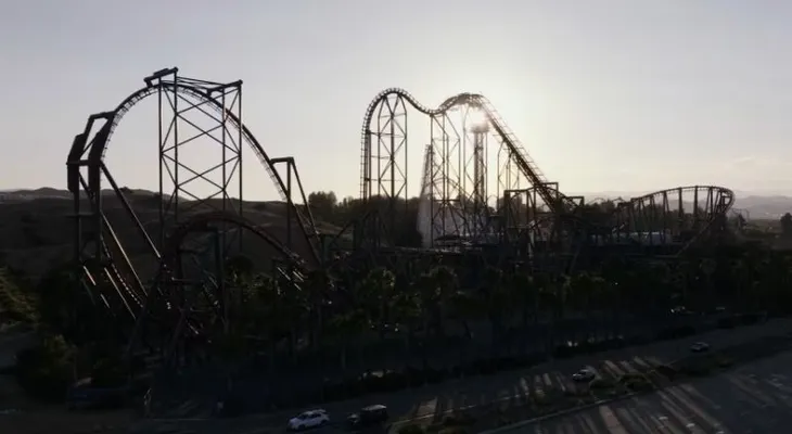 Más de 100 personas alegan lesiones cerebrales por la montaña rusa X2 de Six Flags, según investigación de CNN