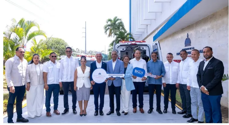Gobierno entrega dos ambulancias en Sánchez Ramírez