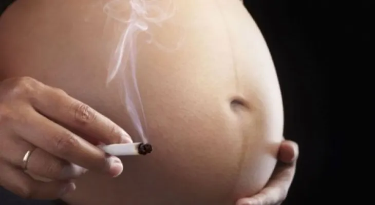 Fumar en el embarazo afectaría la fertilidad por dos generaciones 