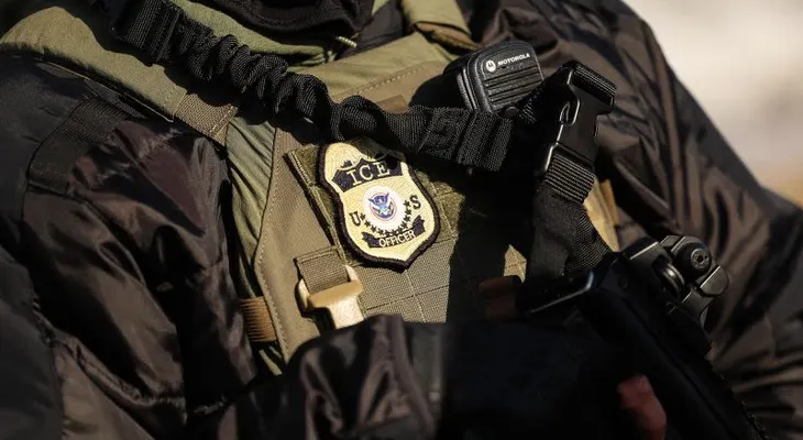 Juez federal rechaza ordenar custodia de agente de ICE en Texas en disputa de extradición