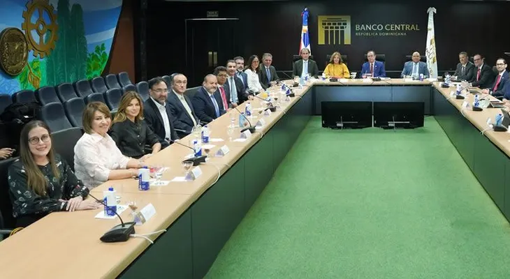 Valdez Albizu evalúa con el CONEP las perspectivas de la economía dominicana