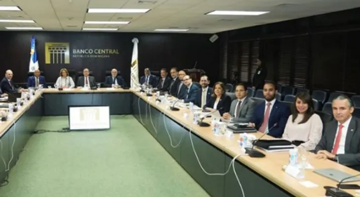 Valdez Albizu analiza con misión FMI desempeño economía dominicana