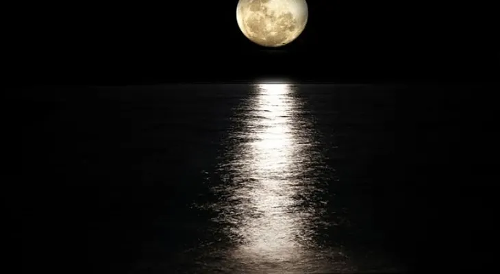 Hallan una enorme forma metálica enterrada en la luna