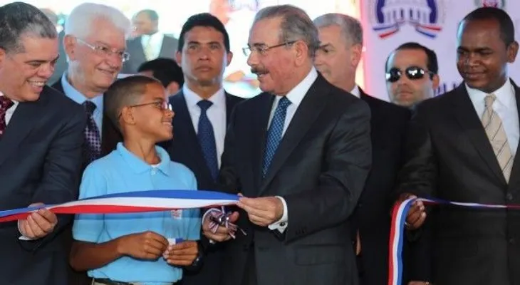 El presidente Medina entrega escuela en Matanzas