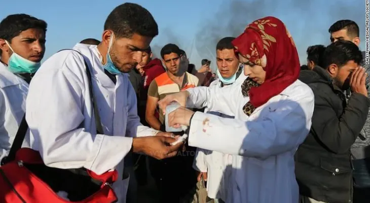 "Su única arma era su chaleco médico": palestinos lloran a enfermera muerta por fuerzas de Israel