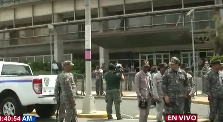 Agentes de la PN sacan a empujones y bombazos legisladores que querían entrar a la Procuraduría