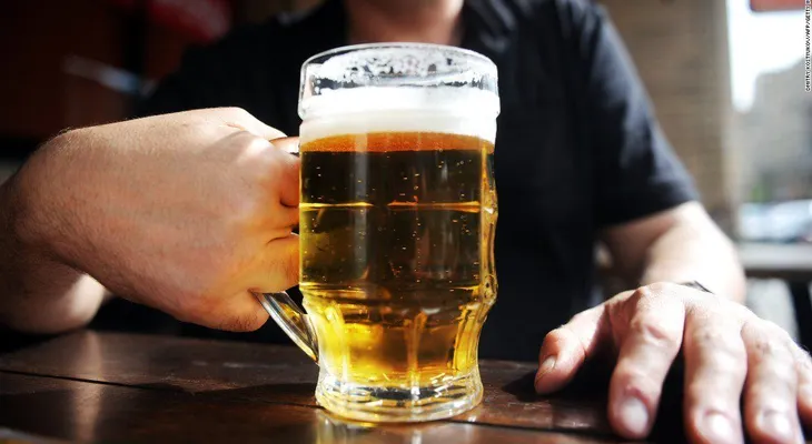 El exceso de alcohol está vinculado con riesgo de demencia temprana