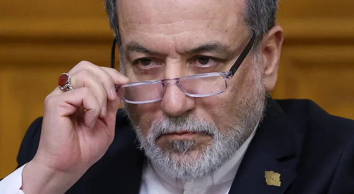 Irán aguarda respuesta de EEUU sobre propuesta para reabrir el estrecho de Ormuz, según canciller Araqchi