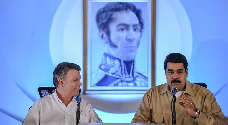 Maduro le dice a Santos que se incline ante él y le pida la bendición