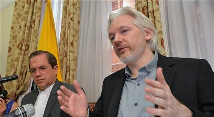  Hollande niega asilo en Francia, a Julian Assange 