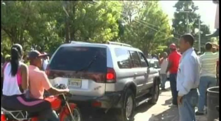 Familiares y vecinos defienden a regidor vinculado a muerte de choferes