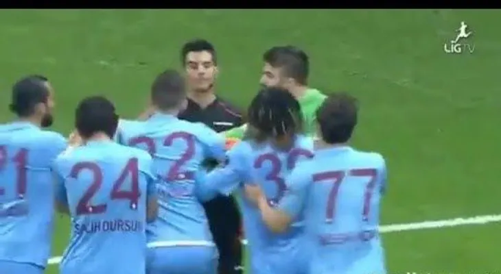 Un futbolista turco le muestra la tarjeta roja al árbitro