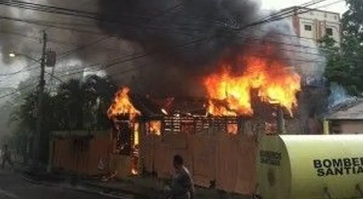 Fuego consume cuatro casas en sector de Santiago