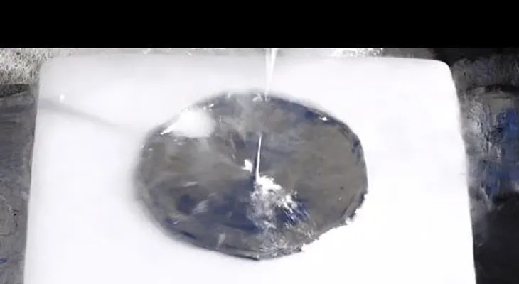 ¿Qué pasa si coloca aluminio fundido sobre un bloque de hielo? (VIDEO)
