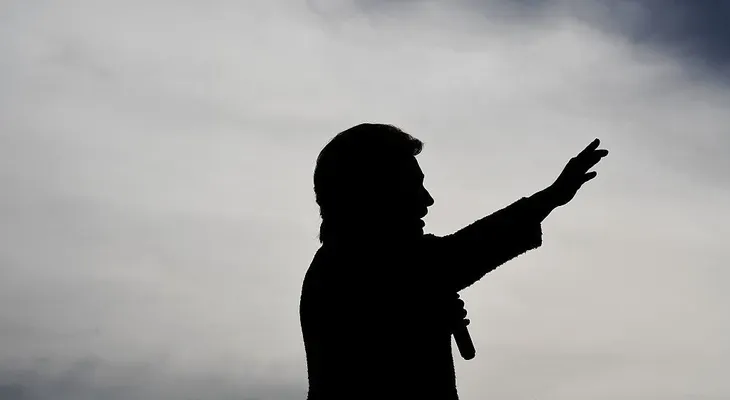 La Casa Blanca dice que no "defenderá ni criticará" al director del FBI por investigación a Clinton