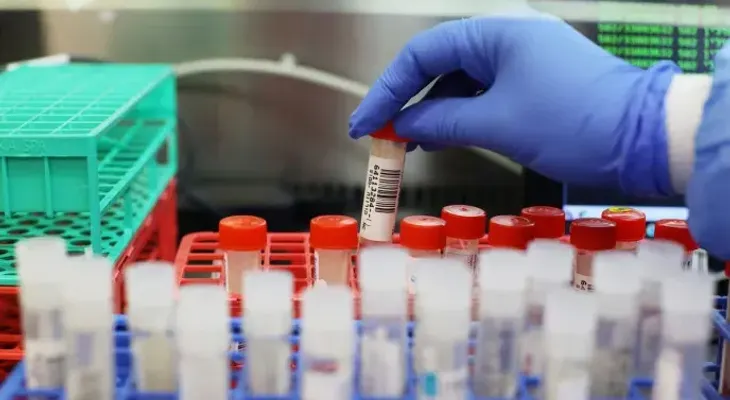 La variante ómicron ya está en casi 60 países, pero con casos leves