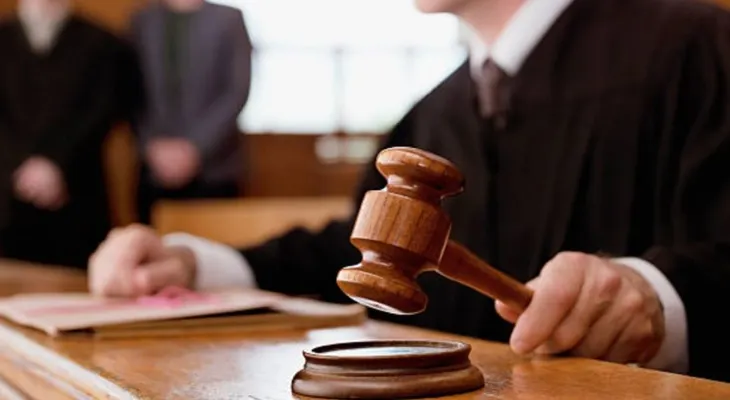 Un juez deja en libertad a un hombre acusado de violar once mujeres, porque sufre sexsomnia