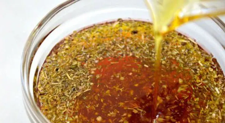Ensalada griega de pasta con vinagreta de vino tinto