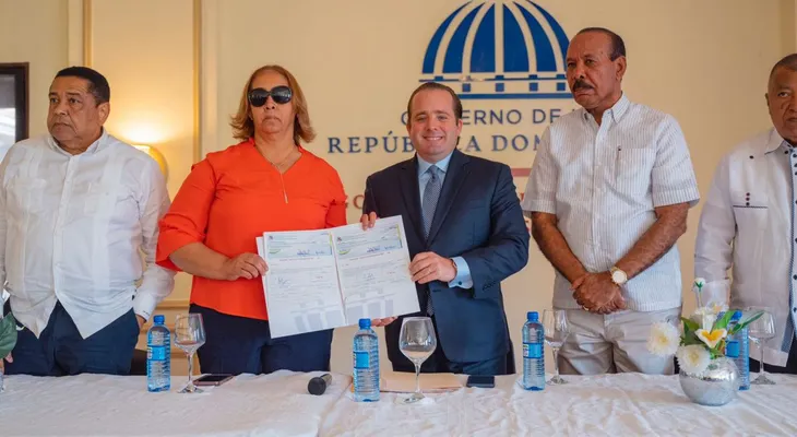 Ministro Paliza entrega más de RD 10 millones en San Cristóbal dirigidos al sector deportivo, social y agropecuario