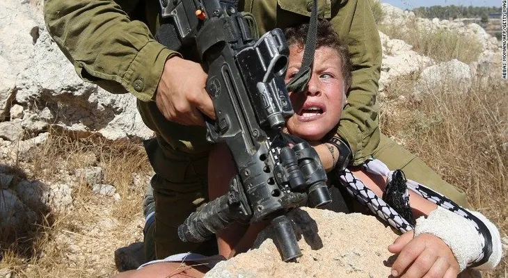 Imágenes de un soldado israelí tratando de detener a un niño palestino con un brazo roto se vuelven virales