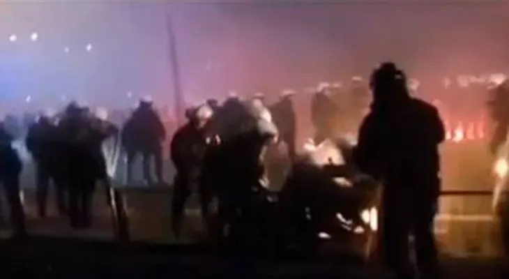 Video: Nacionalistas polacos lanzan petardos contra la embajada de Rusia en Varsovia  