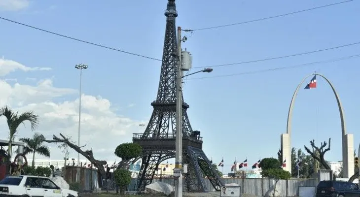 Director Museo del Hombre Dominicano: "es un craso error" la torre Eiffel frente al monumento 