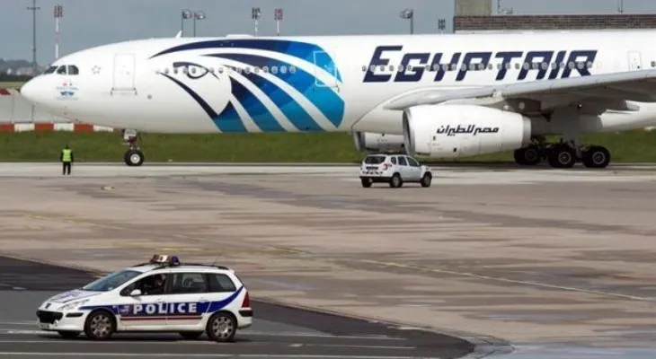 Encuentran restos humanos entre las piezas del avión de Egyptair siniestrado
