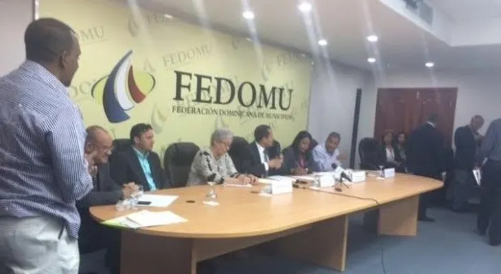 Ministra de Salud compromete a los alcaldes a luchar contra el dengue