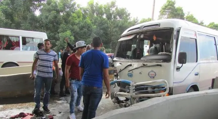 Dos personas resultan heridas durante choque entre carro y minibús