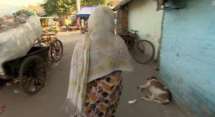 Violador de niña de siete años en India le dio dinero para comprar su silencio antes de abandonarla