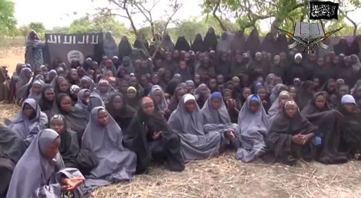 Nuevo video de Boko Haram dice mostrar a jovencitas secuestradas en Nigeria