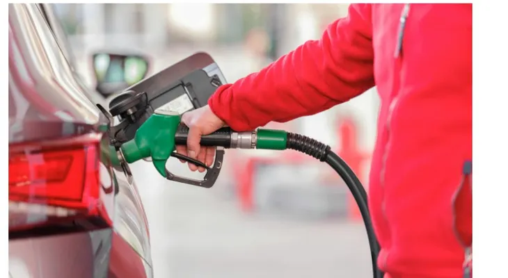 Economista estima sobrecosto por congelar precios gasolinas