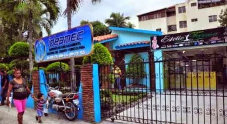 Realizan vigilia frente a clínica por muerte mujeres 