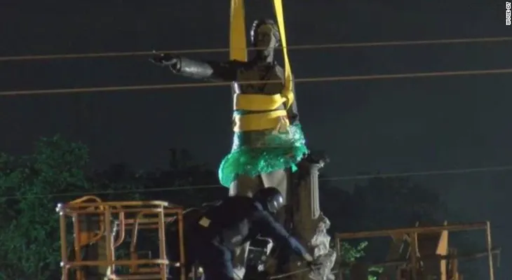 Polémica por retiro de estatua confederada: para algunos, es historia; para otros, símbolo del racismo