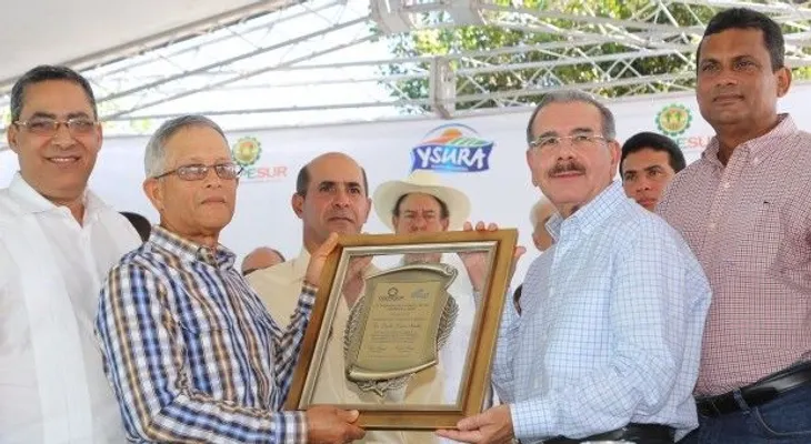 Presidente Medina recibe reconocimiento de ganaderos en reinauguración pastueurizadora
