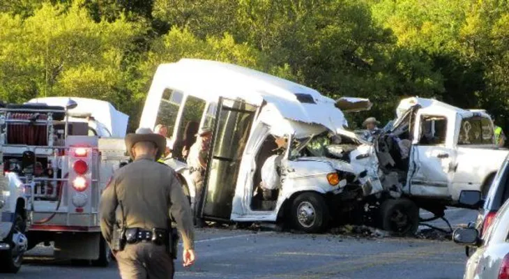 13 ancianos mueren en Texas por un choque entre una camioneta y un bus           
