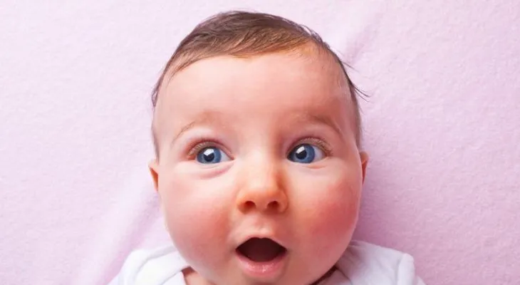¿Por qué los bebés miran fijo a las personas?
