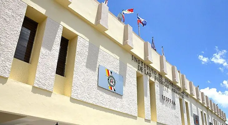 General dirige cooperativa FFAA opera negocio privado de préstamos a militares