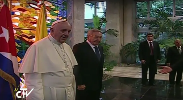 El papa Francisco visita a Raúl Castro en el Palacio de la Revolución