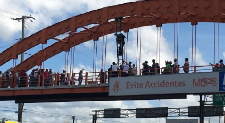 Hombre intenta lanzarse de puente peatonal de la Kennedy con Gómez