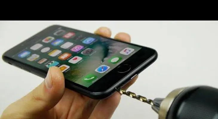 Por qué hay personas que taladran su iPhone 7 (VIDEO VIRAL)