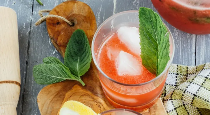 Una rica limonada de sandía y menta, además de saludable, combate el calor