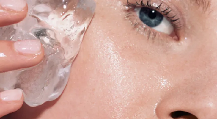 Increíble beneficios de masajear la cara con hielo